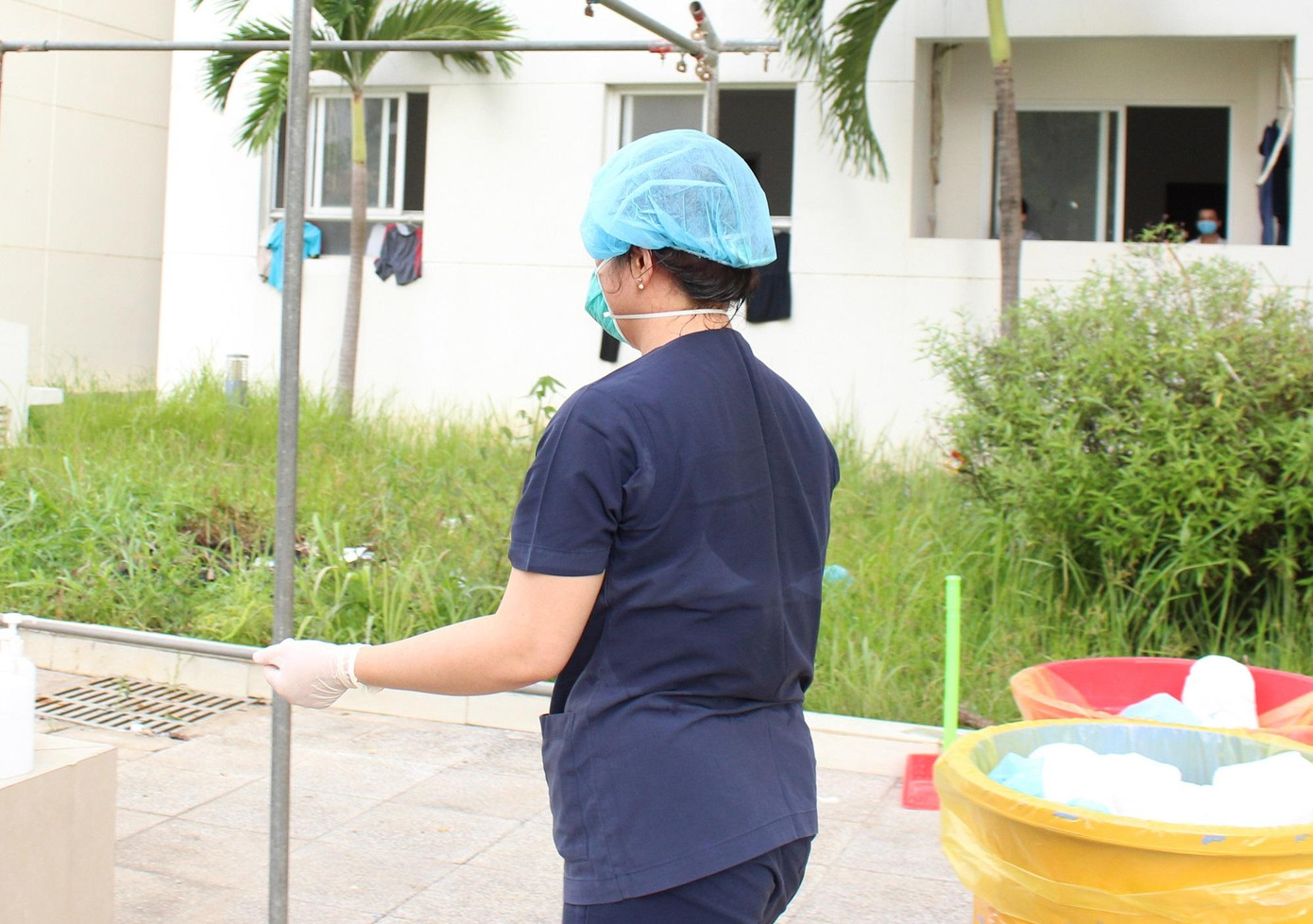 Mồ hôi ướt đẫm lưng áo những người làm nhiệm vụ chuyên môn sau ca trực chăm sóc bệnh nhân- ảnh Ngô Tùng