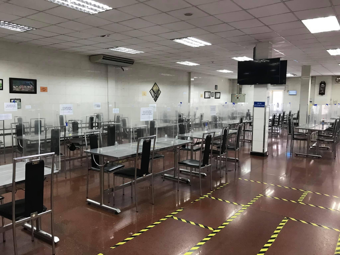 Khu vực nhà ăn của Công ty Acecook được bố trí giãn cách, lắp đặt vách ngăn. Khu vực nhà ăn của Công ty Acecook được bố trí giãn cách, lắp đặt vách ngăn.