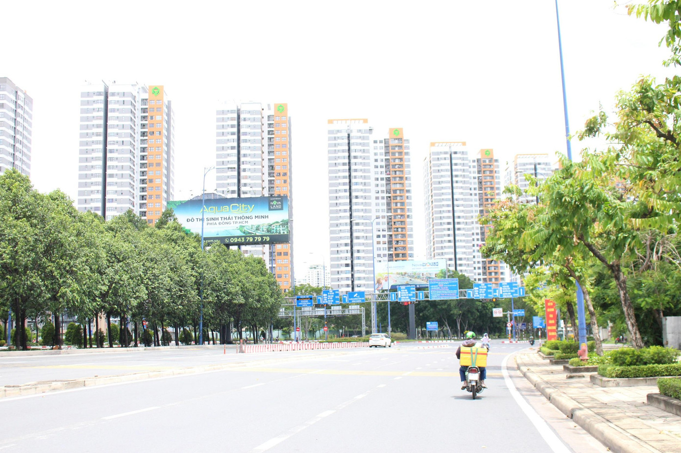 Người dân chỉ nên ra đường trong trường hợp đặc biệt cần thiết khi phải hỗ trợ y tế hoặc mua thực phẩm thiết yếu. Người dân chỉ nên ra đường trong trường hợp đặc biệt cần thiết khi phải hỗ trợ y tế hoặc mua thực phẩm thiết yếu.