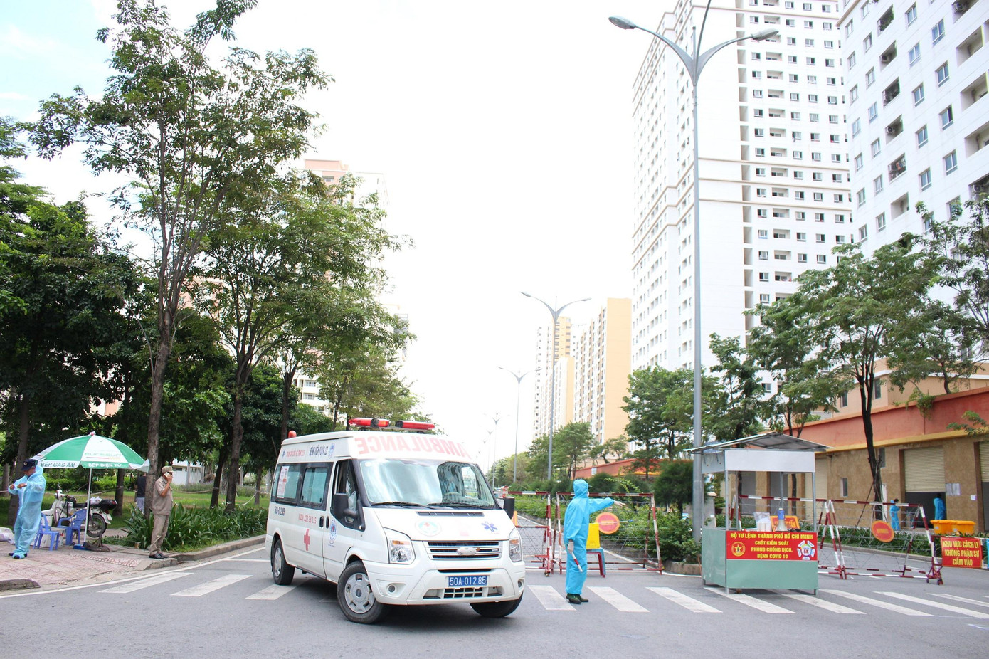 Ngành y tế và các lực lượng chức năng đang căng mình trong cuộc chiến chống dịch COVID-19. Ngành y tế và các lực lượng chức năng đang căng mình trong cuộc chiến chống dịch COVID-19.