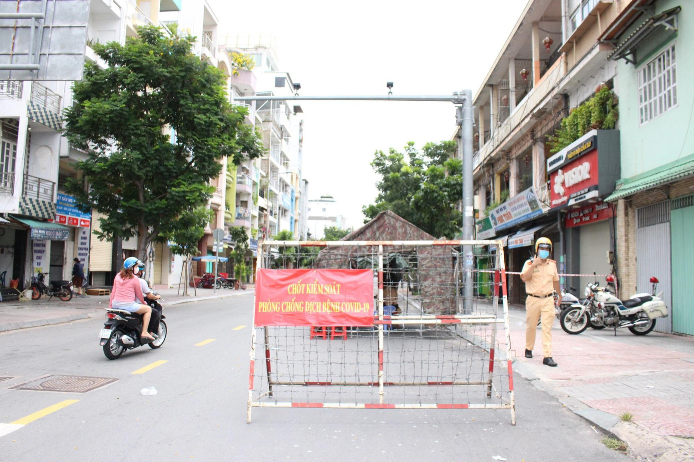 Các chốt kiểm soát sẽ được tăng cường lực lượng để xử lý người ra đường không có lý do chính đáng. Các chốt kiểm soát sẽ được tăng cường lực lượng để xử lý người ra đường không có lý do chính đáng.