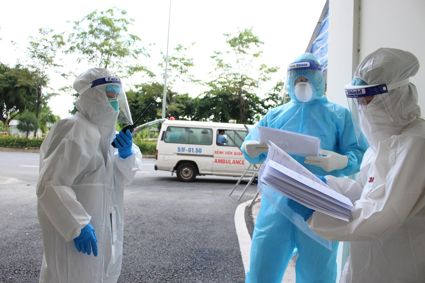 40.000 nhân viên y tế trên cả nước đã bất chấp nguy hiểm đương đầu với dịch COVID-19, bảo vệ sự bình an cho TPHCM 40.000 nhân viên y tế trên cả nước đã bất chấp nguy hiểm đương đầu với dịch COVID-19, bảo vệ sự bình an cho TPHCM