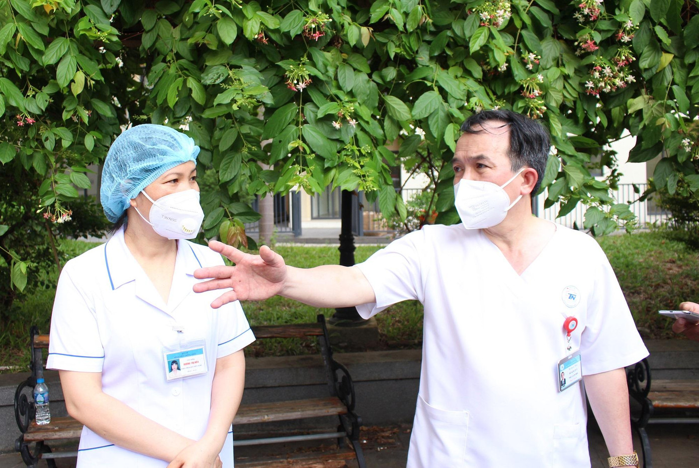 PGS.TS.BS Đỗ Kim Quế (bên phải) thẳng thắn chia sẻ nhiều khó khăn về trang thiết bị tại Bệnh viện Dã chiến số 8. PGS.TS.BS Đỗ Kim Quế (bên phải) thẳng thắn chia sẻ nhiều khó khăn về trang thiết bị tại Bệnh viện Dã chiến số 8.