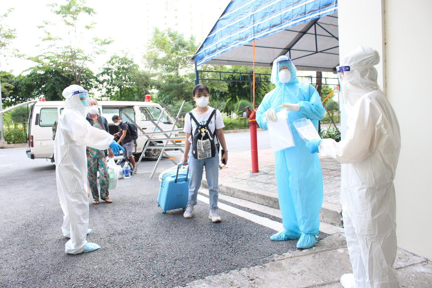 Đại dịch COVID-19 đã bộc lộ nhiều hạn chế của hệ thống y tế tại Việt Nam cũng như nhiều quốc gia khác Đại dịch COVID-19 đã bộc lộ nhiều hạn chế của hệ thống y tế tại Việt Nam cũng như nhiều quốc gia khác