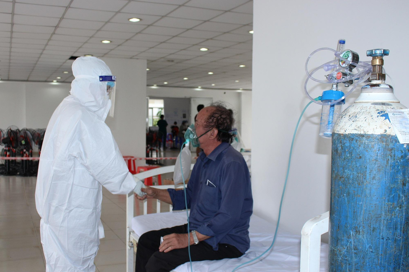 Nam bệnh nhân lớn tuổi liên tục lên cơn suy hô hấp níu tay cầu cứu nhân viên y tế- ảnh Ngô Tùng