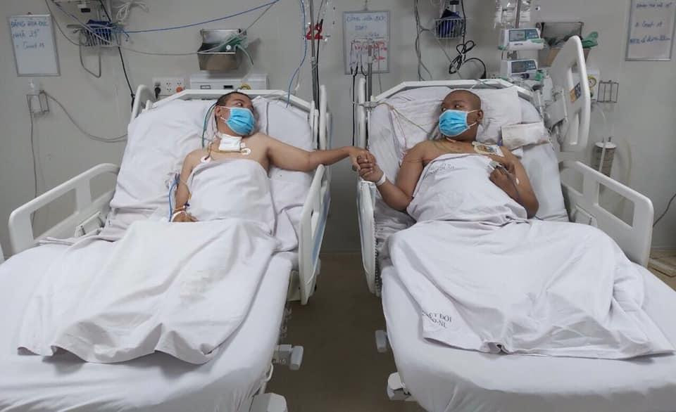 Vượt qua cửa tử, anh em bệnh nhân đã lần lượt xuất viện về với gia đình. Vượt qua cửa tử, anh em bệnh nhân đã lần lượt xuất viện về với gia đình.