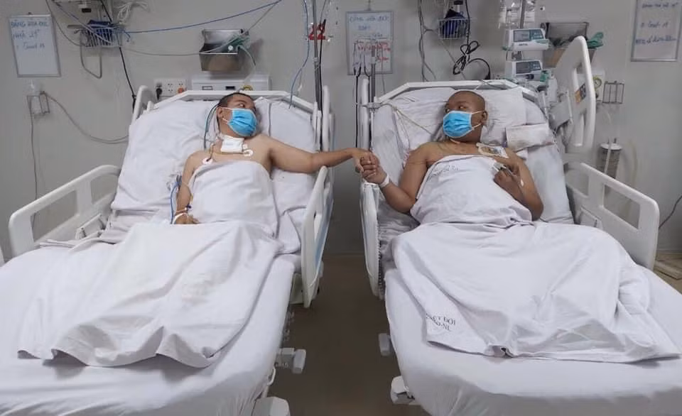 Vượt qua cửa tử, anh em bệnh nhân đã lần lượt xuất viện về với gia đình. Vượt qua cửa tử, anh em bệnh nhân đã lần lượt xuất viện về với gia đình.