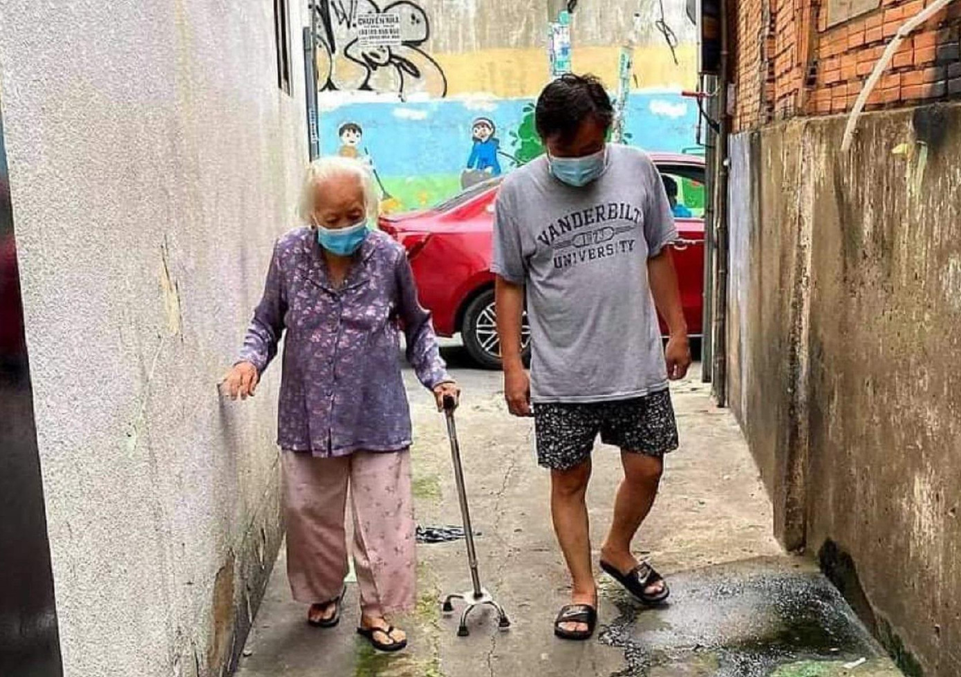 Sau hơn 1 tháng nhập viện, cụ đã chiến thắng &quot;tử thần&quot; COVID-19 trở về bên gia đình