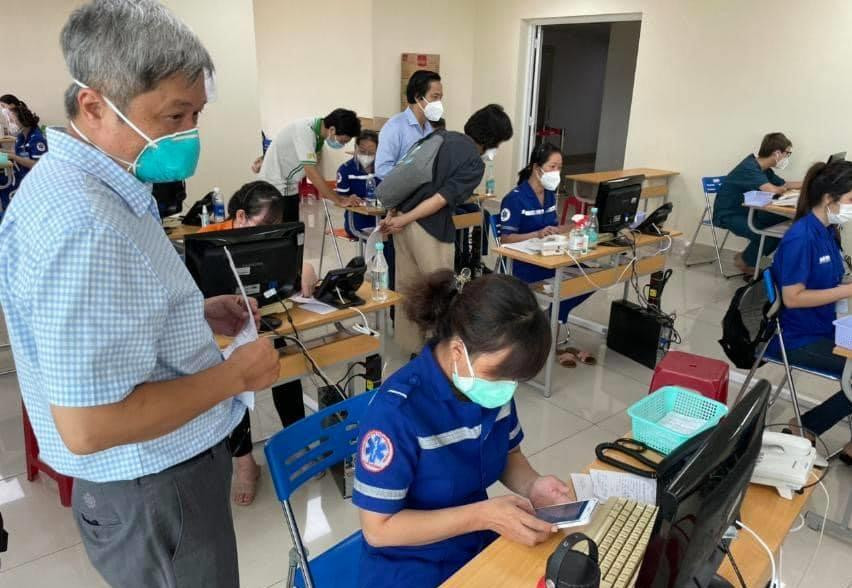 Thứ trưởng Bộ Y tế Nguyễn Trường Sơn kiểm tra công tác điều phối bệnh nhân COVID-19 tại Trung tâm Cấp cứu 115.