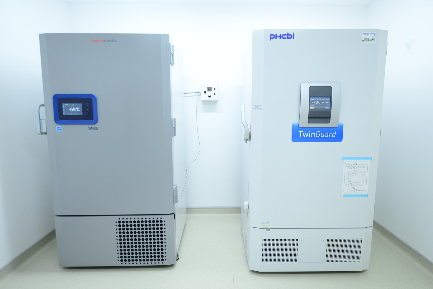 Tủ chứa vắc xin COVID-19 trong hệ thống kho lạnh của bệnh viện đã được thẩm định đủ điều kiện dự trữ và bảo quản. Tủ chứa vắc xin COVID-19 trong hệ thống kho lạnh của bệnh viện đã được thẩm định đủ điều kiện dự trữ và bảo quản.