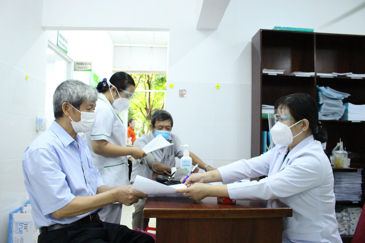 Người dân đến khám sàng lọc chích ngừa COVID-19 tại Bệnh viện Lê Văn Thịnh.