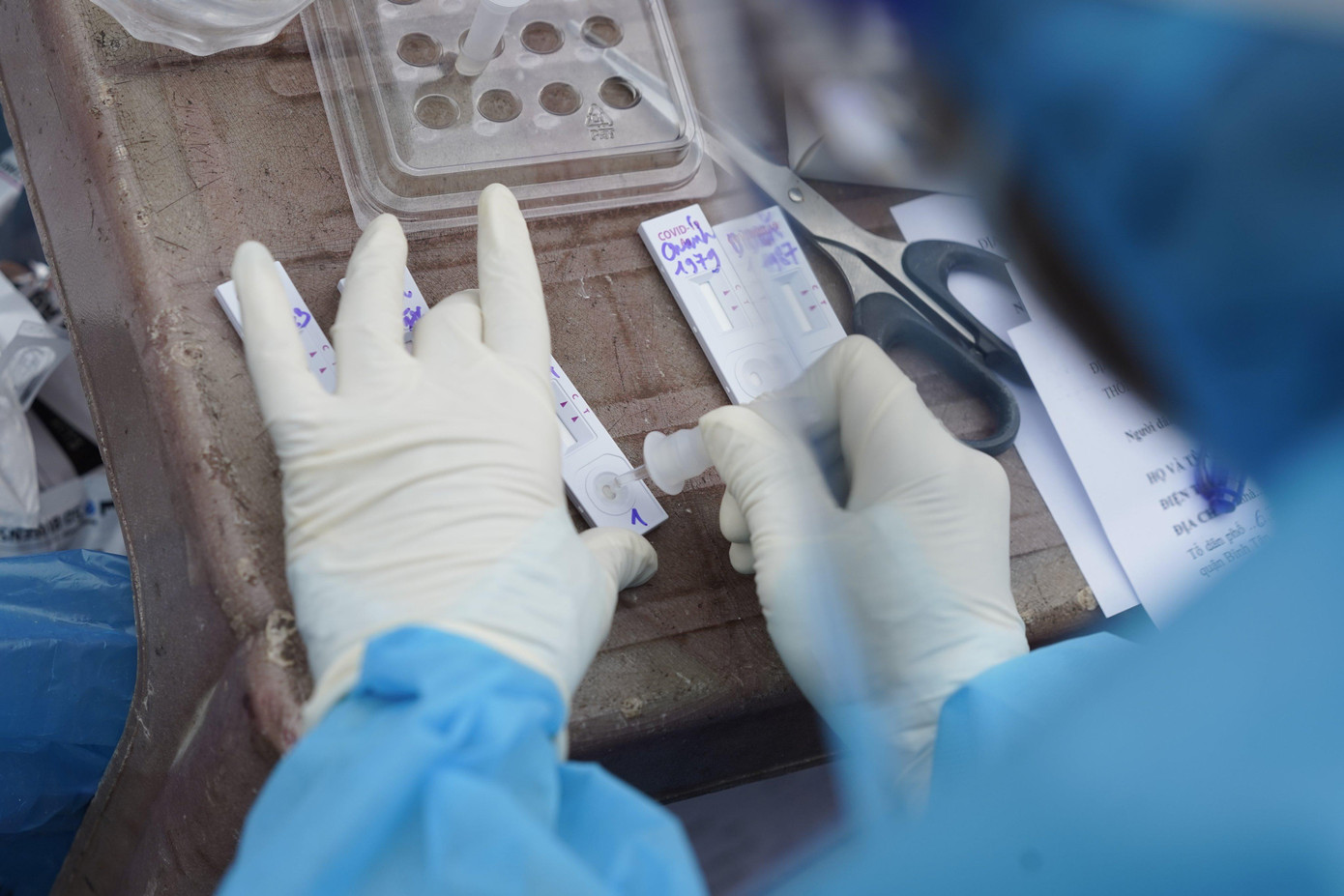 Các mẫu test nhanh có thể âm tính hoặc dương tính giả, người dân cần bình tĩnh theo dõi sức khỏe.