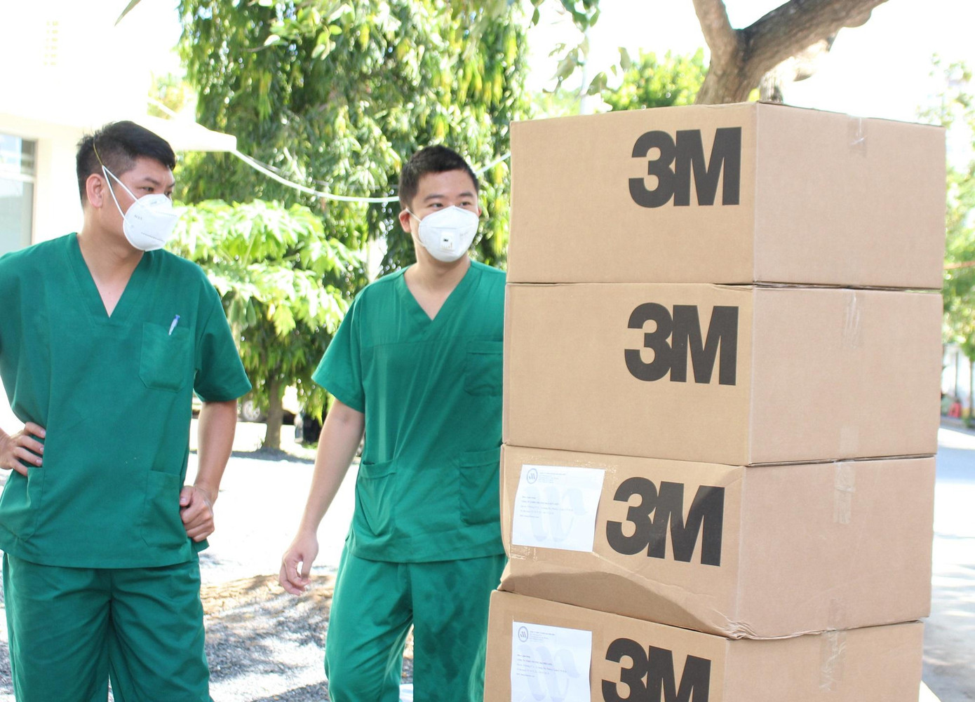 Khẩu trang 3M trong chương trình &quot;Cùng Tiền Phong tiếp sức tuyến đầu chống dịch COVID-19&quot; đến với Trung tâm Hồi sức COVID-19 của Bệnh viện Bạch Mai tại TPHCM.