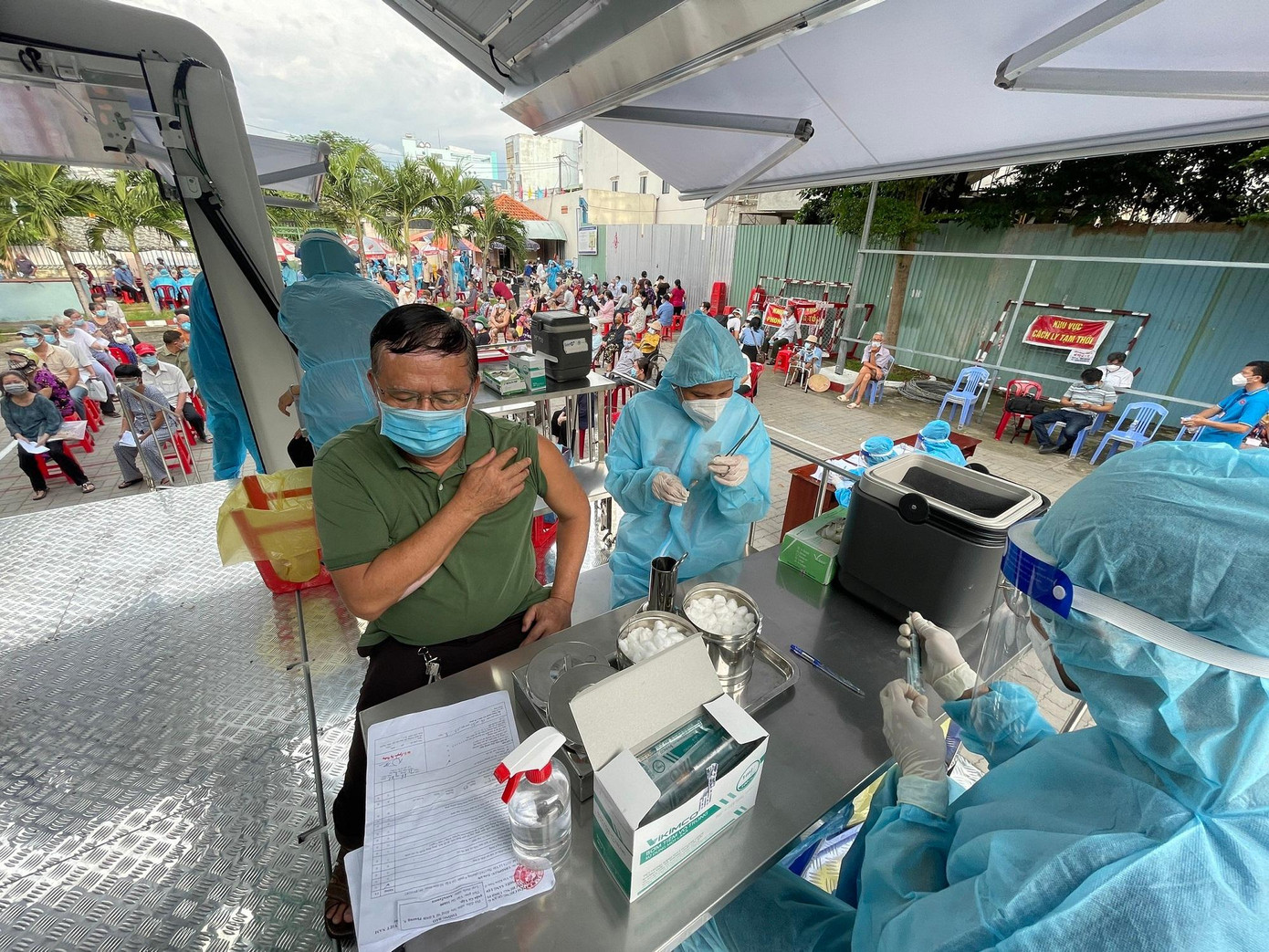 Một điểm tiêm chủng vắc xin COVID-19 lưu động được triển khai trên địa bàn quận Gò Vấp.