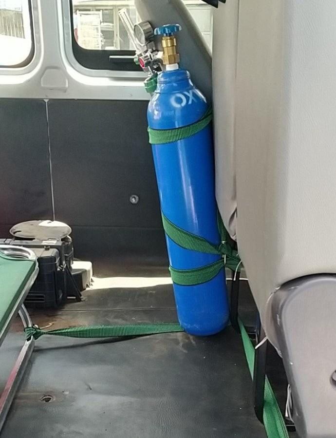 Vị trí tạm sau ghế ngồi của hành khách được dùng để cố định bình oxy cho bệnh nhân. Vị trí tạm sau ghế ngồi của hành khách được dùng để cố định bình oxy cho bệnh nhân.