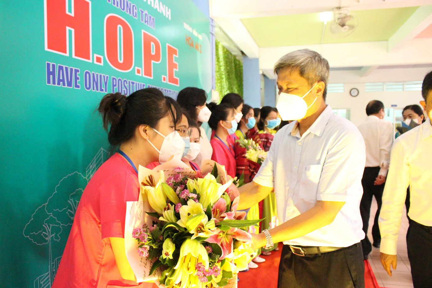 Thứ trưởng Bộ Y tế Nguyễn Trường Sơn tặng hoa cảm ơn các tình nguyện viên đang chăm sóc các bé.