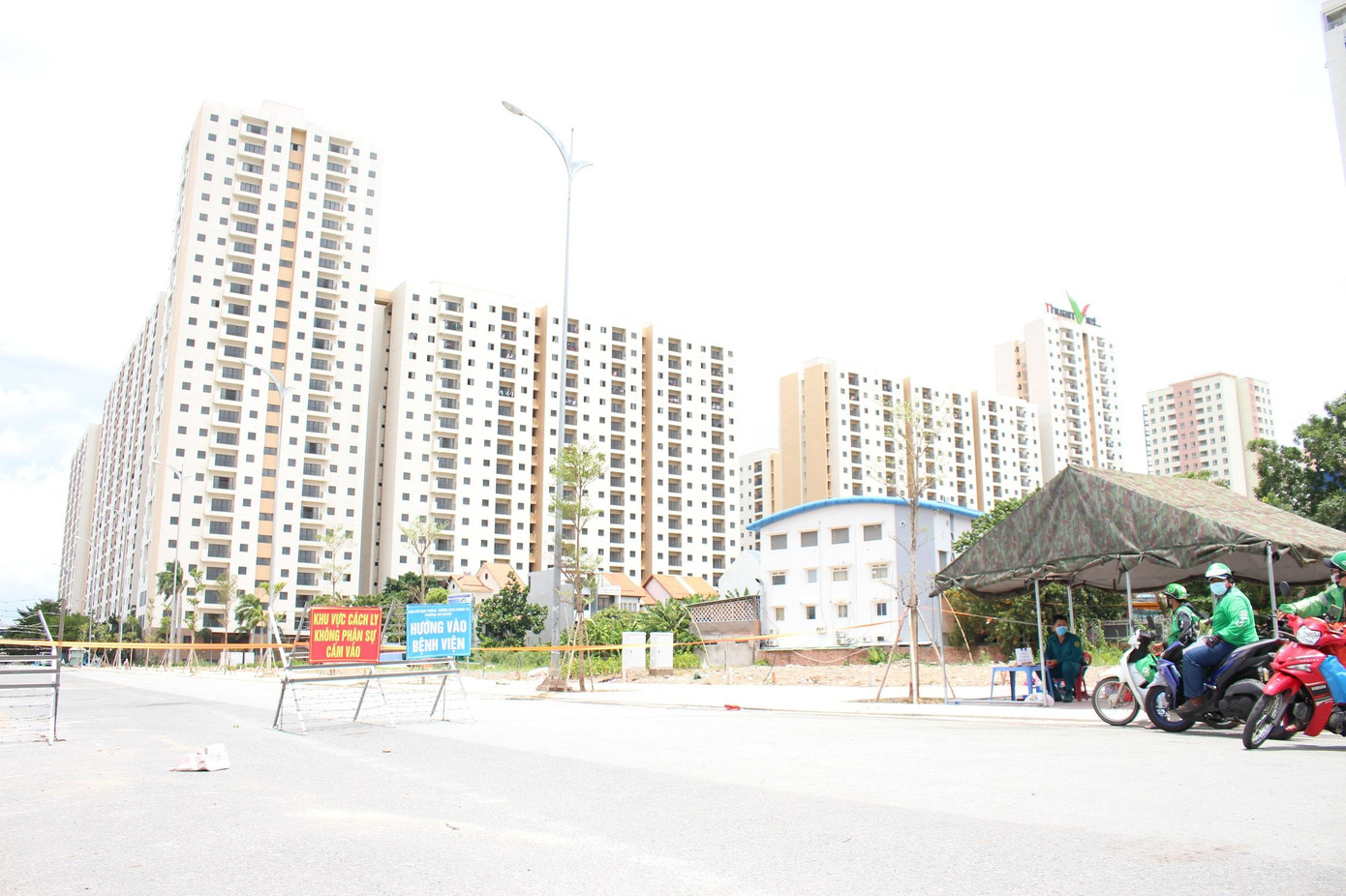 Khu tái định cư tại Thành phố Thủ Đức được chuyển sang làm Bệnh viện Dã chiến thu dung, điều trị COVID-19. Khu tái định cư tại Thành phố Thủ Đức được chuyển sang làm Bệnh viện Dã chiến thu dung, điều trị COVID-19.