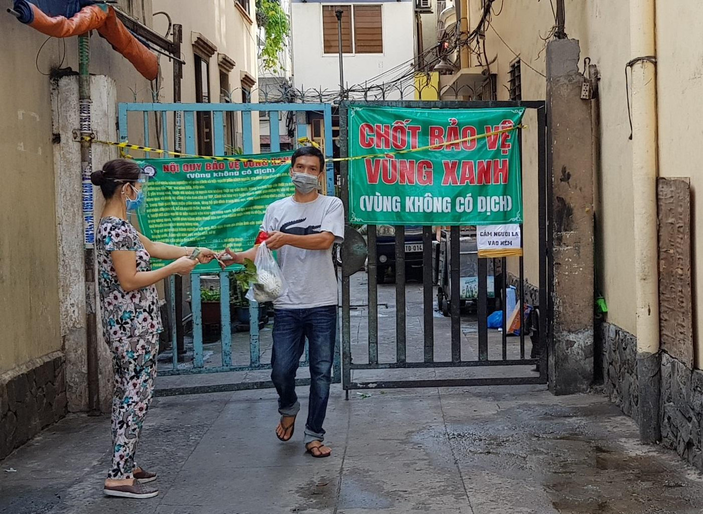 Người dân vẫn ra vào tự do tại những chốt bảo vệ xanh gia tăng nguy cơ lây nhiễm trong cộng đồng. Người dân vẫn ra vào tự do tại những chốt bảo vệ xanh gia tăng nguy cơ lây nhiễm trong cộng đồng.