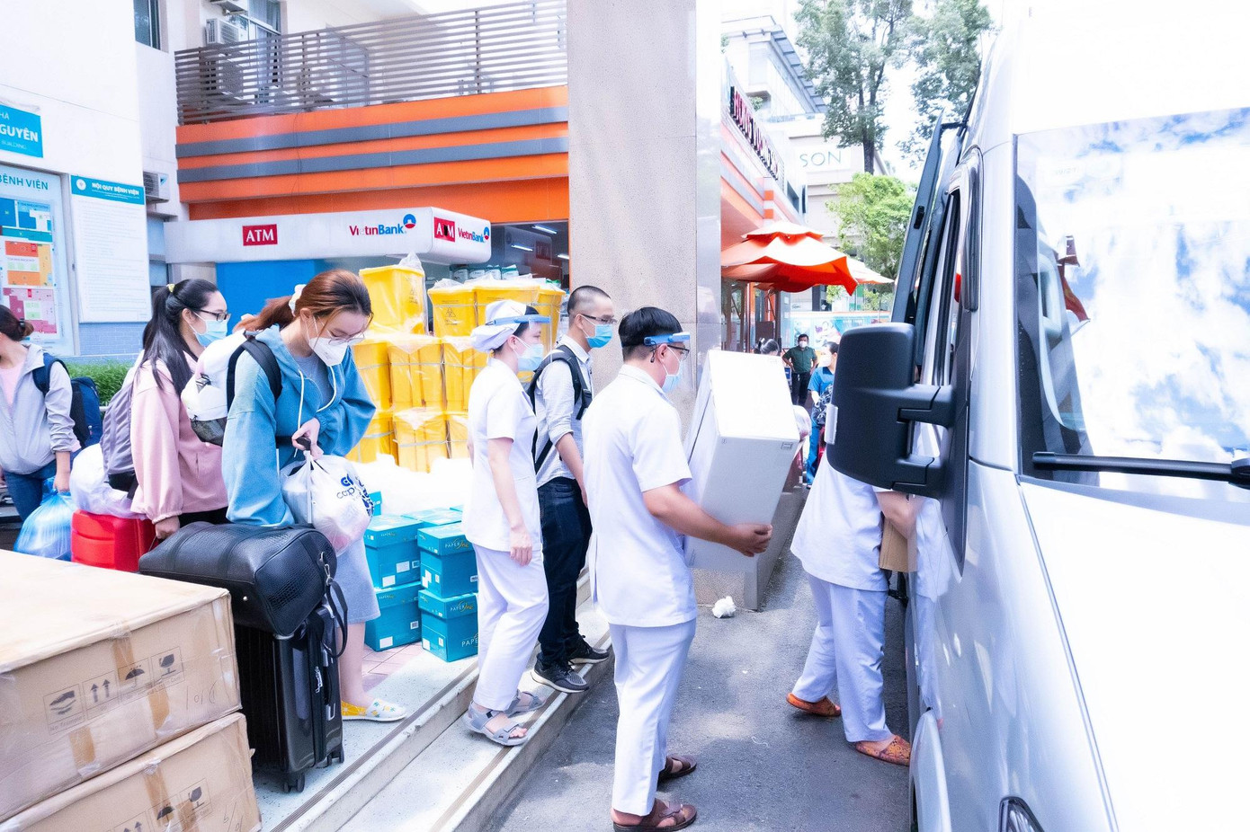 Cùng với những lời động viên tinh thần các y bác sĩ đang làm nhiệm vụ nơi tuyến đầu chống dịch, PGS.TS.BS Hoàng Thị Diễm Tuyết, Giám đốc bệnh viện Hùng Vương cũng đề nghị tất cả cán bộ, nhân viên của bệnh viện phải tuyệt đối tuân thủ kỷ luật và các nguyên tắc an toàn, tránh lây nhiễm để bảo vệ sức khỏe của bản thân, duy trì lực lượng chăm sóc người bệnh. Bệnh viện Dã chiến thu dung điều trị COVID-19 số 16 sẽ chính thức tiếp nhận bệnh nhân vào ngày 28/7.