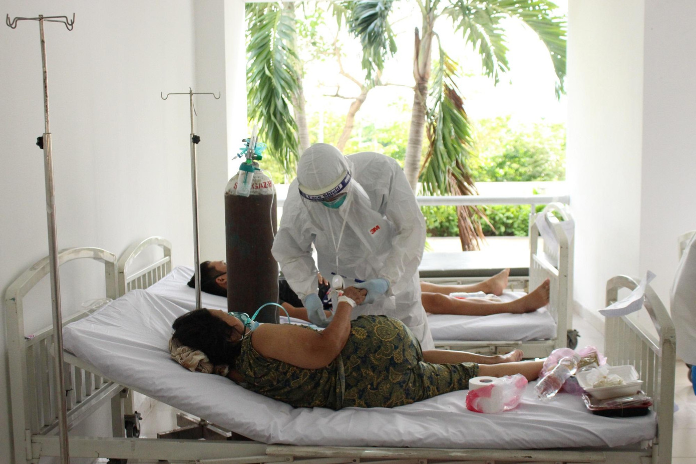 Một bệnh nhân mắc COVID-19 đang được bác sĩ thăm khám- ảnh Ngô Tùng