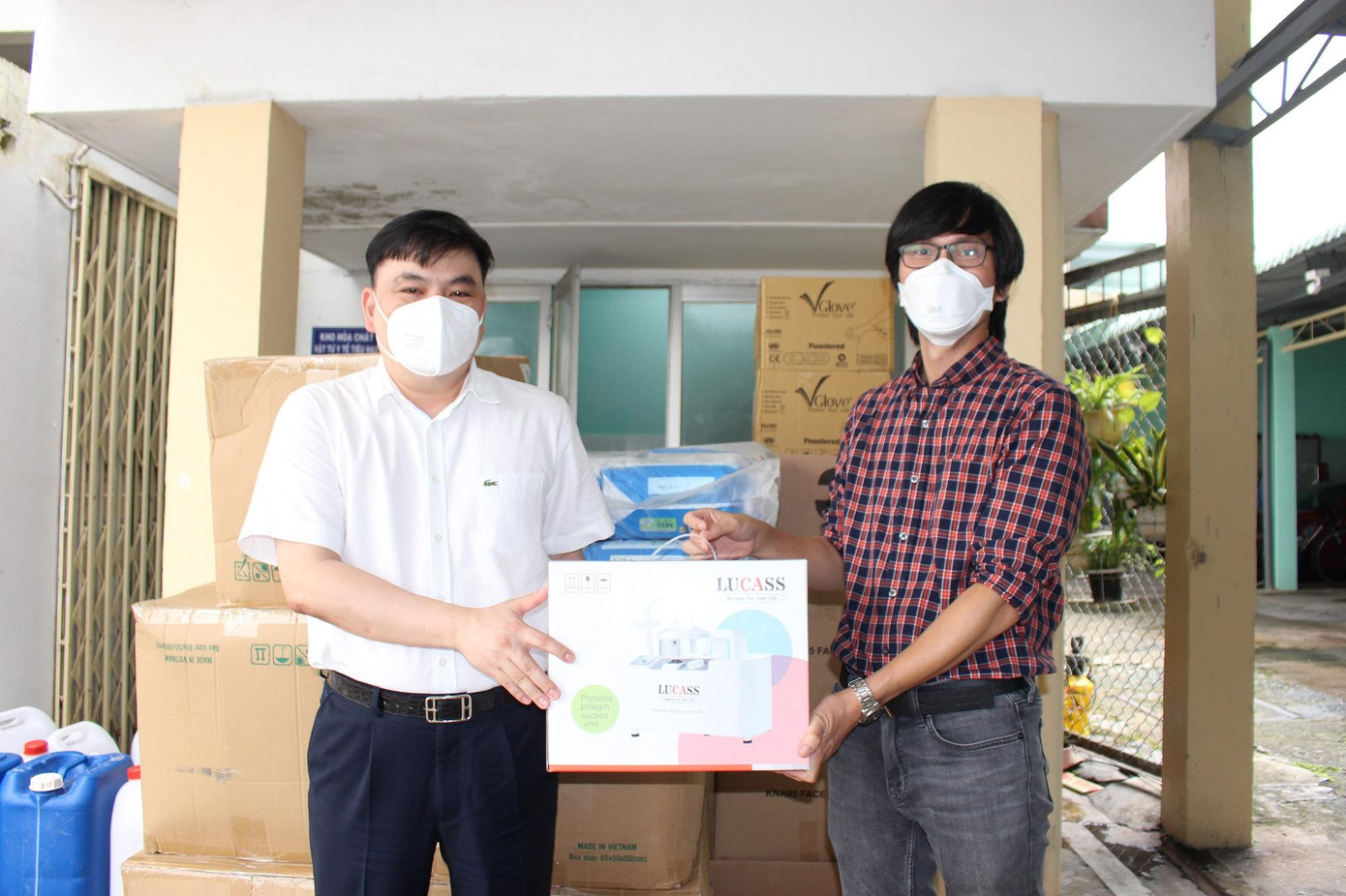 BS Nguyễn Trọng Hào, Giám đốc Bệnh viện Da Liễu TPHCM (đứng bên phải) gửi lời cảm ơn sâu sắc đến bạn đọc của Tiền Phong. BS Nguyễn Trọng Hào, Giám đốc Bệnh viện Da Liễu TPHCM (đứng bên phải) gửi lời cảm ơn sâu sắc đến bạn đọc của Tiền Phong.