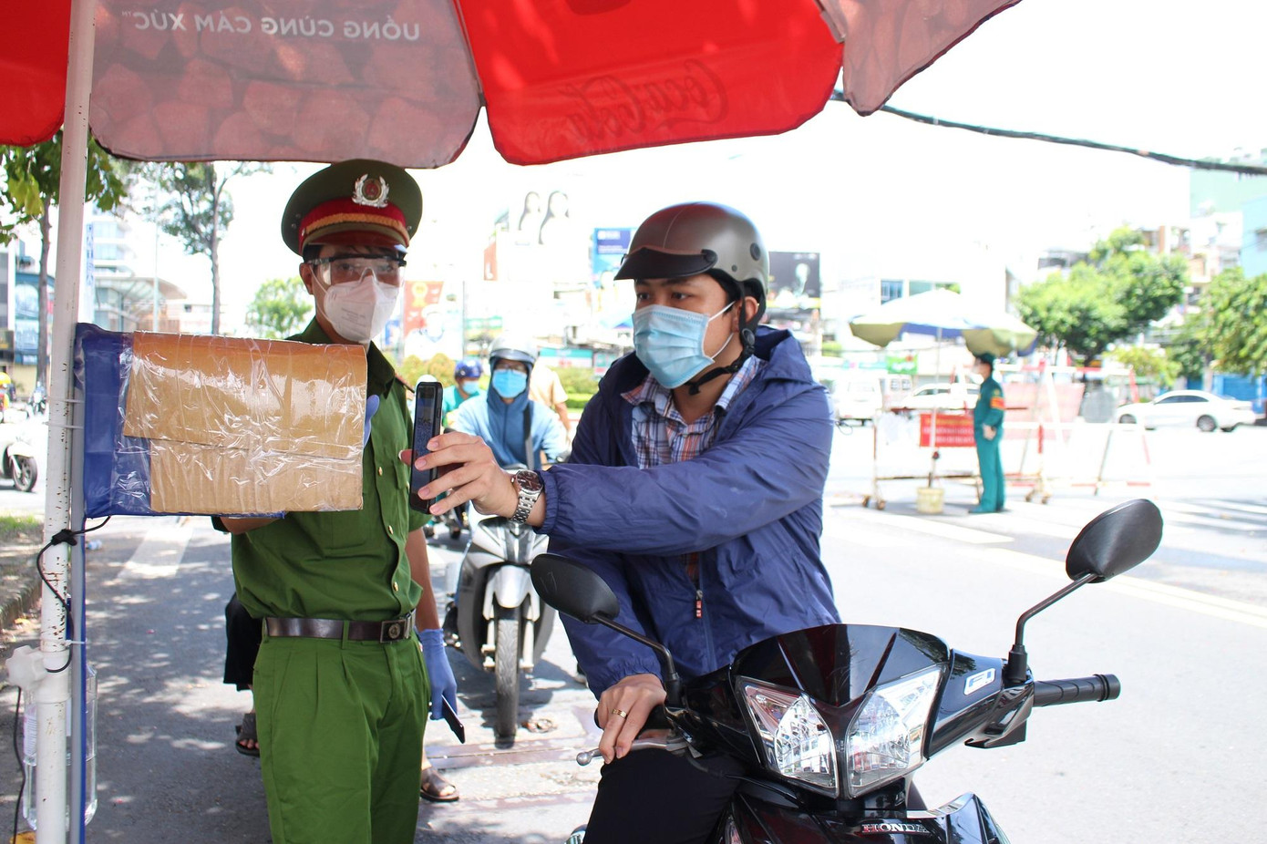 Nhiều F0 có giấy đi đường tham gia giao thông trên đường khi chưa biết mình đã mắc COVID-19