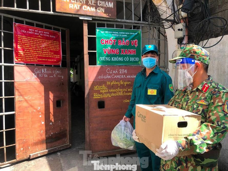 Lực lượng chức năng đi chợ hộ cho người dân trong thời gian giãn cách xã hội (ảnh: Uyên Phương) Lực lượng chức năng đi chợ hộ cho người dân trong thời gian giãn cách xã hội (ảnh: Uyên Phương)