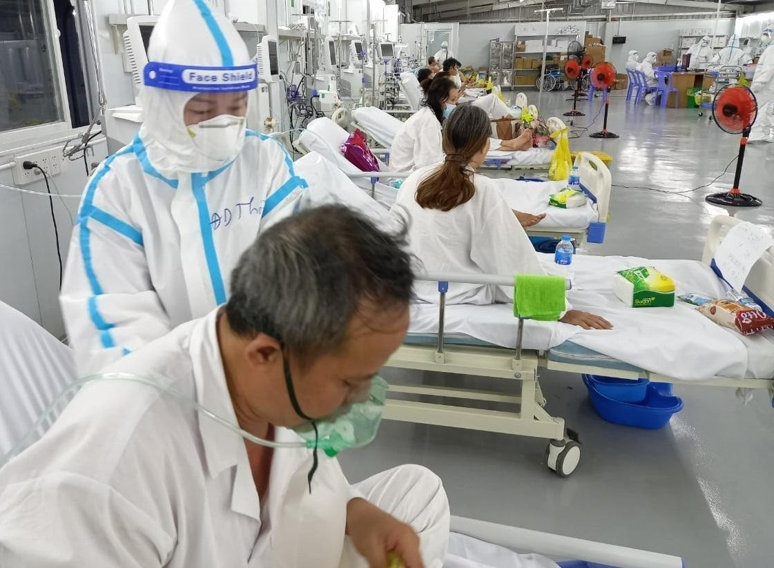 Những người bệnh đầu tiên may mắn đã vượt qua nguy kịch sau khi bác sĩ nỗ lực cứu chữa. Những người bệnh đầu tiên may mắn đã vượt qua nguy kịch sau khi bác sĩ nỗ lực cứu chữa.