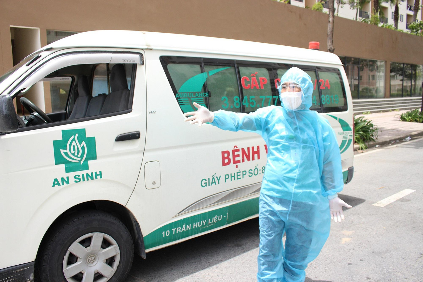 Nhiều tài xế xe cứu thương đang phải vắt kiệt sức chạy xuyên ngày đêm để kịp thời hỗ trợ F0. Nhiều tài xế xe cứu thương đang phải vắt kiệt sức chạy xuyên ngày đêm để kịp thời hỗ trợ F0.
