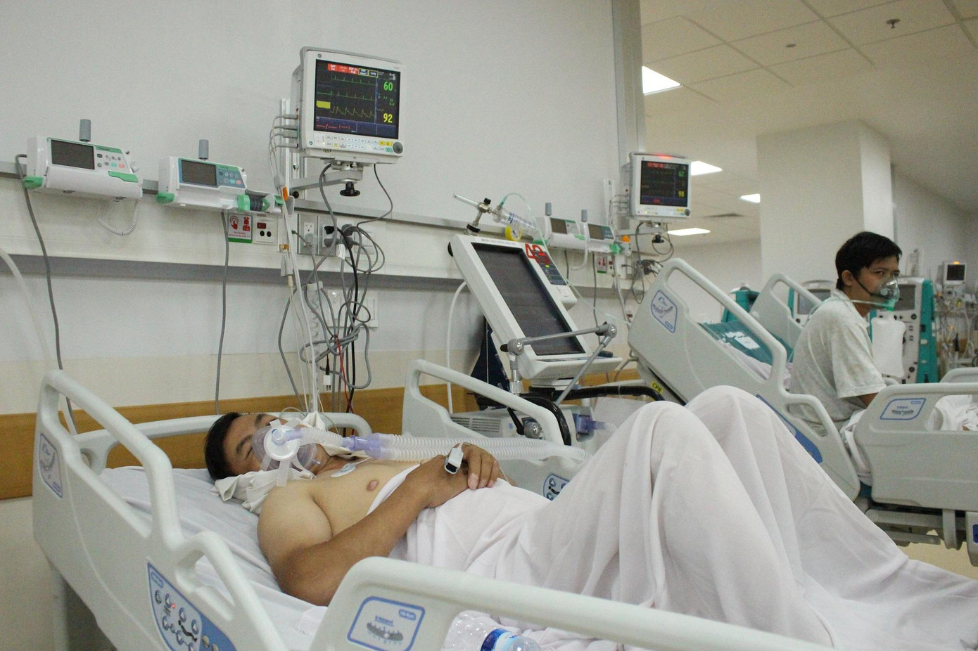 Không chỉ người già, người có bệnh lý nền mà cả những người trẻ, khỏe cũng phải chuyển đến Bệnh viện Hồi sức COVID-19.