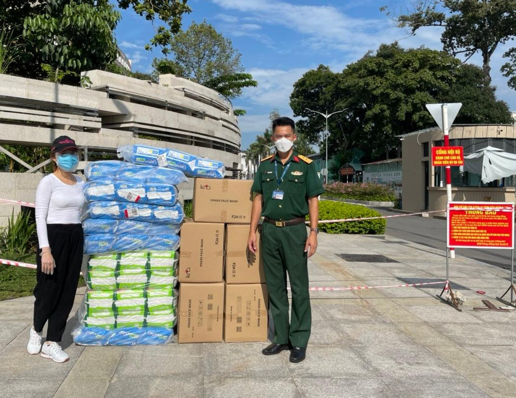 Đại diện Bệnh viện Quân y 175 tiếp nhận các vật tư bạn đọc Báo Tiền Phong gửi tặng. Đại diện Bệnh viện Quân y 175 tiếp nhận các vật tư bạn đọc Báo Tiền Phong gửi tặng.