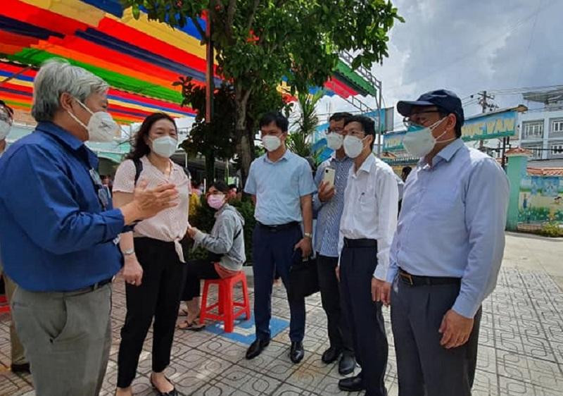 TS.BS Nguyễn Trung Hòa (ngoài cùng bên phải) chia sẻ thông tin về các hoạt động hỗ trợ, điều trị cho người bệnh. TS.BS Nguyễn Trung Hòa (ngoài cùng bên phải) chia sẻ thông tin về các hoạt động hỗ trợ, điều trị cho người bệnh.