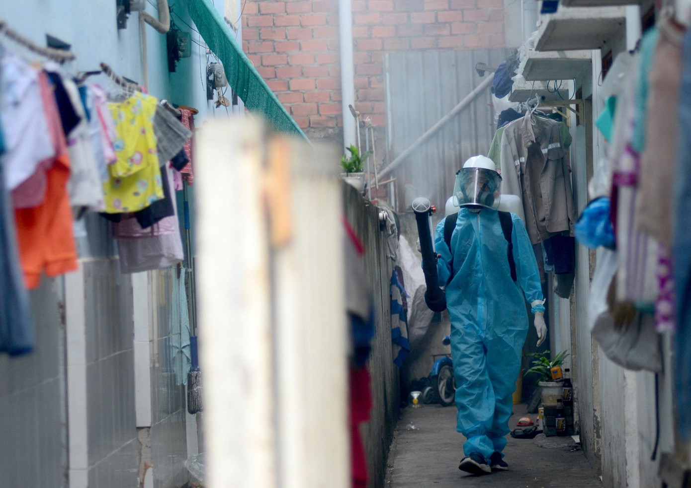 Cuộc chiến với COVID-19 trong các khu trọ chật hẹp trở nên rất gian nan.