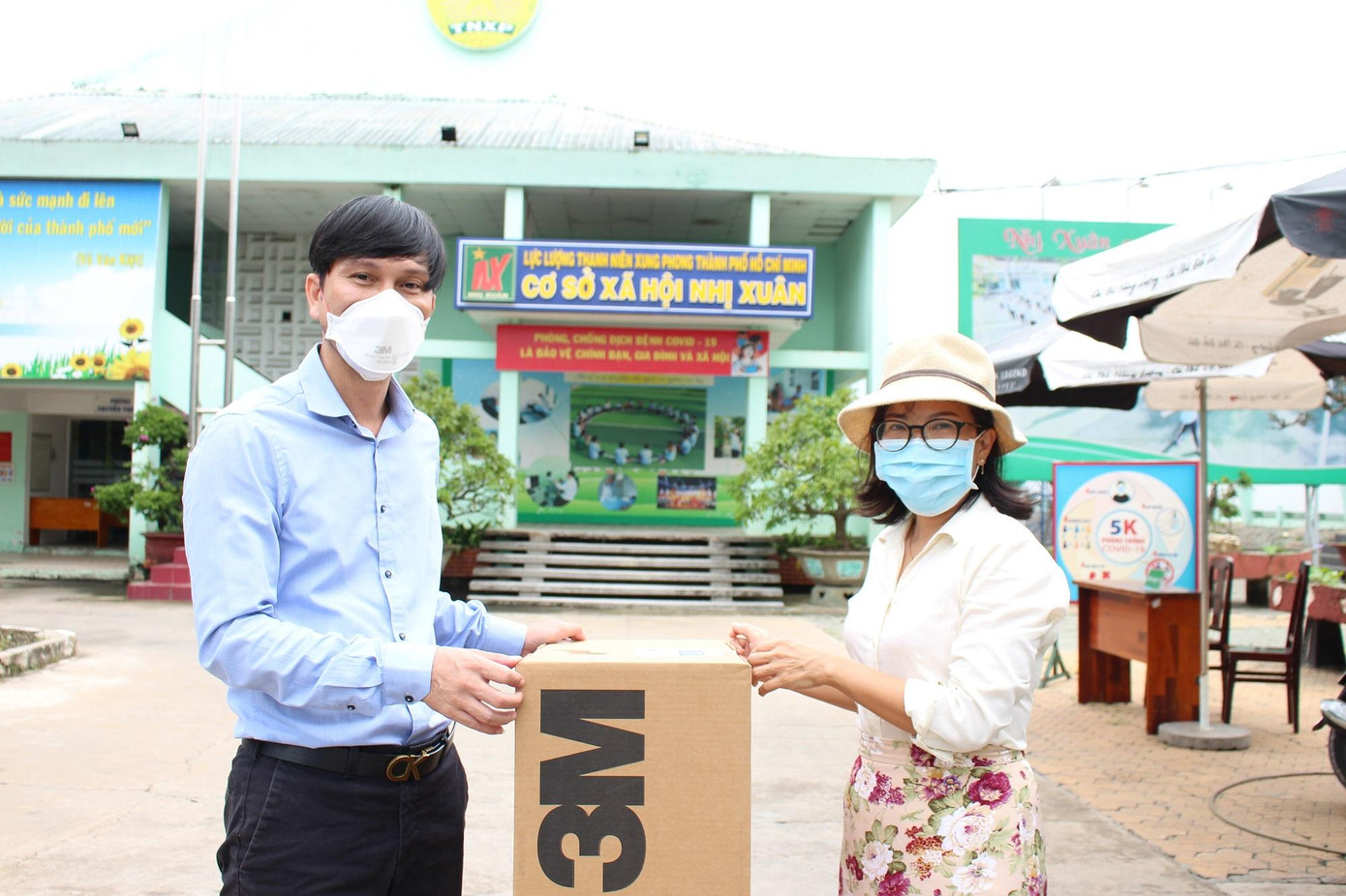 Trung tâm cai nghiện Nhị Xuân vui mừng nhận khẩu trang từ đại diện báo Tiền Phong Trung tâm cai nghiện Nhị Xuân vui mừng nhận khẩu trang từ đại diện báo Tiền Phong