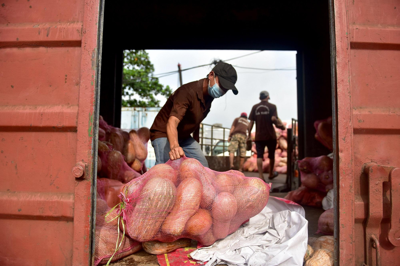 Các giải pháp vận chuyển thực phẩm từ nơi sản xuất đến thành phố trong giai đoạn dịch COVID-19 bùng phát trở nên rất khó khăn. Các giải pháp vận chuyển thực phẩm từ nơi sản xuất đến thành phố trong giai đoạn dịch COVID-19 bùng phát trở nên rất khó khăn.