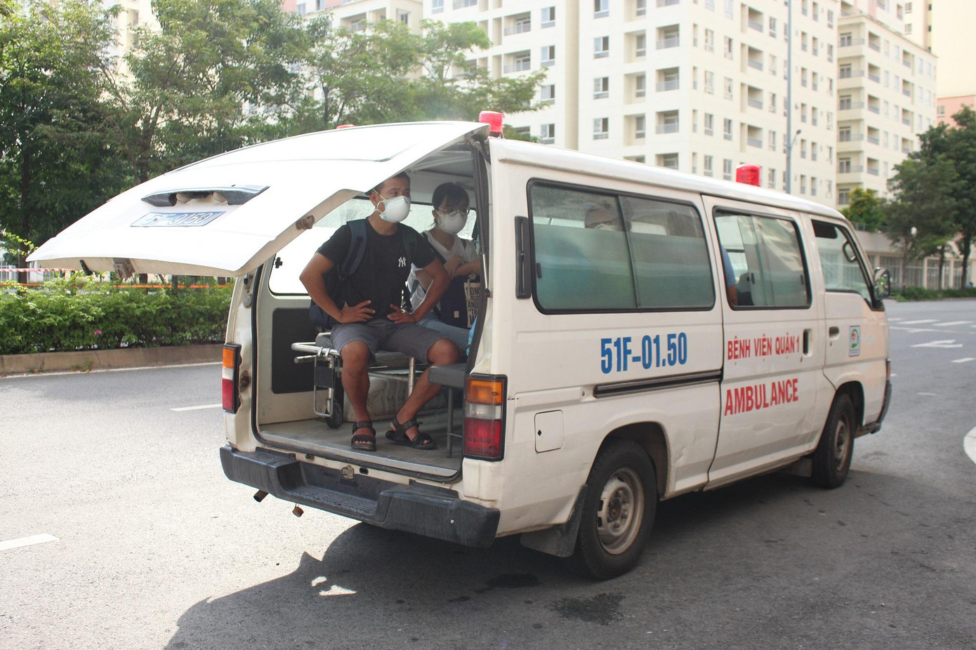 Xe cấp cứu đang chở một bệnh nhân mắc COVID-19 tới bệnh viện- ảnh Ngô Tùng