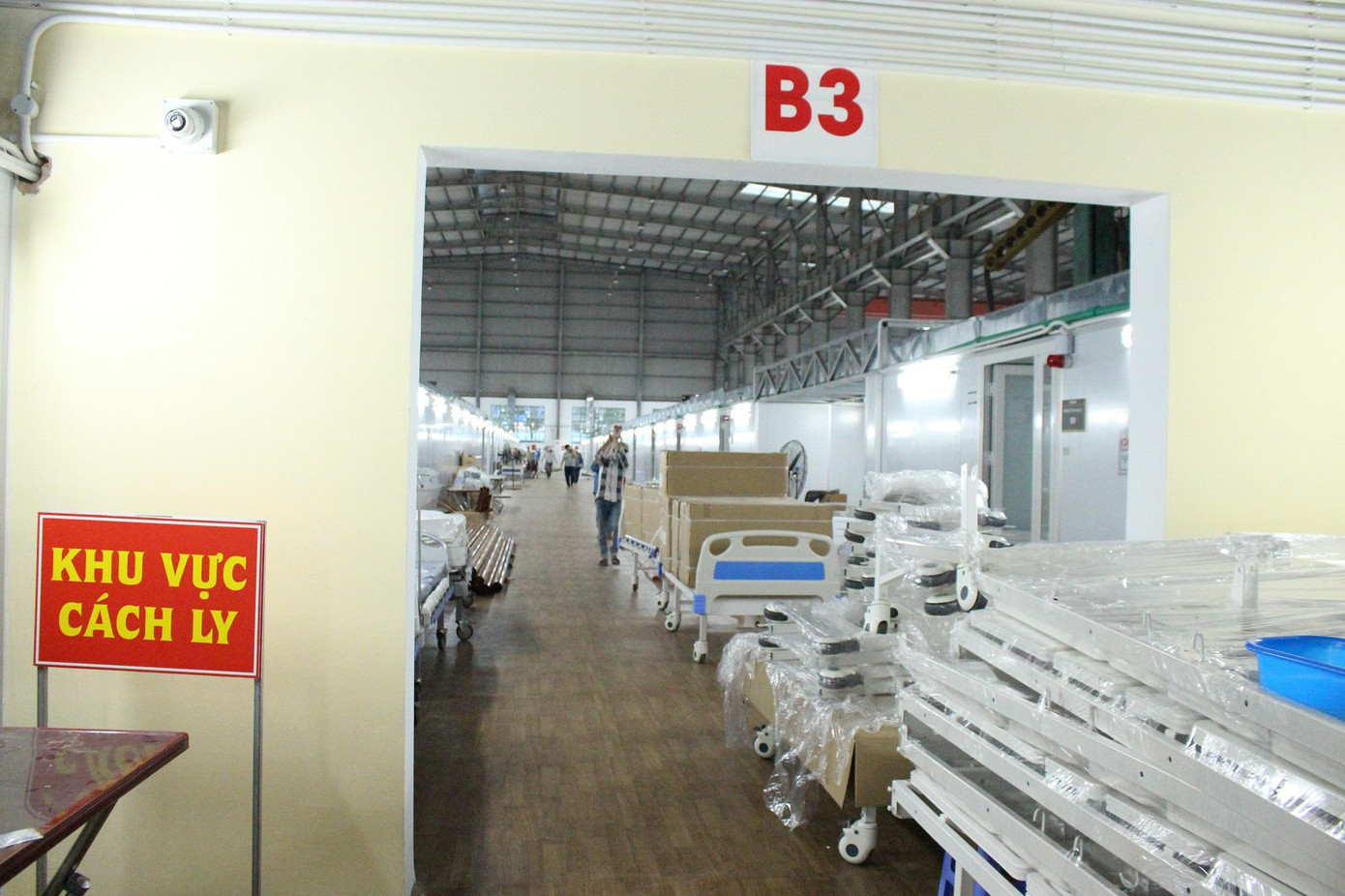 Bệnh viện Bạch Mai đang tiếp tục huy động thêm nhân lực và trang thiết bị để tăng khả năng tiếp nhận điều trị lên 500 giường hồi sức. Bệnh viện Bạch Mai đang tiếp tục huy động thêm nhân lực và trang thiết bị để tăng khả năng tiếp nhận điều trị lên 500 giường hồi sức.