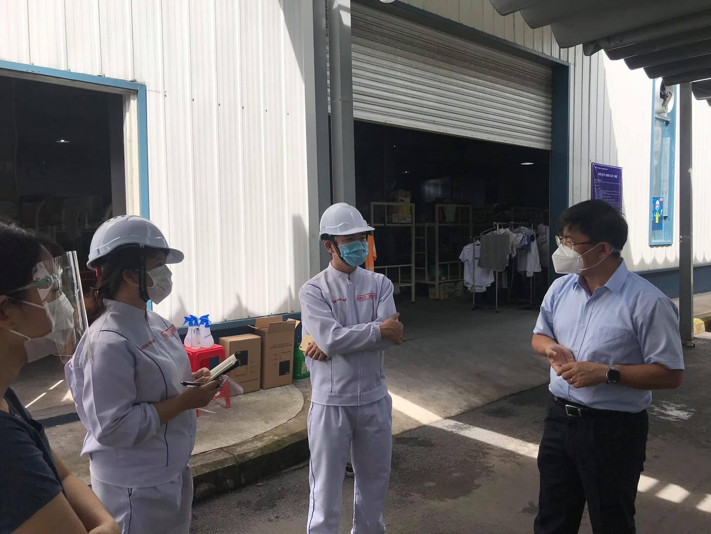 TS.BS. Nguyễn Đình Trung, Trưởng khoa Bệnh nghề nghiệp Viện Sức khỏe nghề nghiệp và Môi trường (Bộ Y tế) chỉ ra các giải pháp giúp doanh nghiệp thực hiện “3 tại chỗ” an toàn. TS.BS. Nguyễn Đình Trung, Trưởng khoa Bệnh nghề nghiệp Viện Sức khỏe nghề nghiệp và Môi trường (Bộ Y tế) chỉ ra các giải pháp giúp doanh nghiệp thực hiện “3 tại chỗ” an toàn.