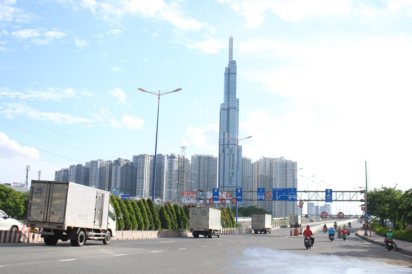 Nhiều tuyến đường chính của thành phố vẫn đông người qua lại trong thời gian cách ly xã hội. Nhiều tuyến đường chính của thành phố vẫn đông người qua lại trong thời gian cách ly xã hội.