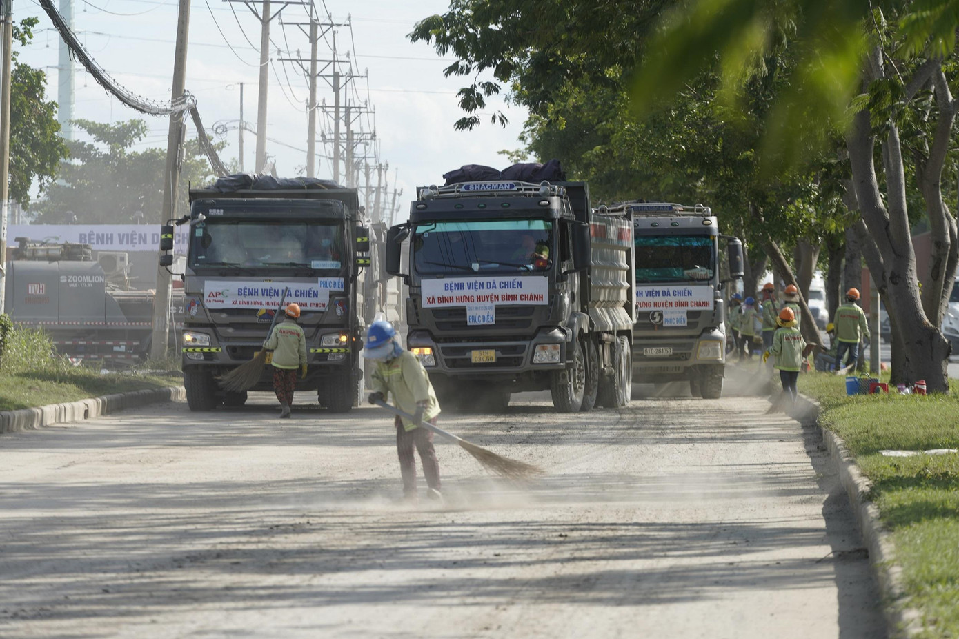 Cả tuần qua xe ben nối đuôi nhau chở cát đá vào công trình, bụi bay mù mịt