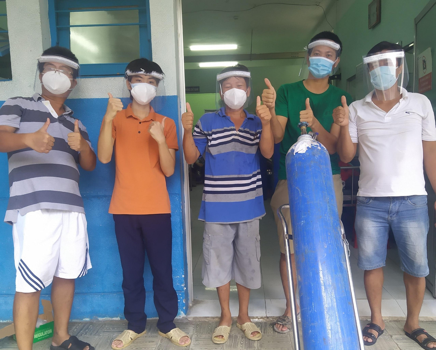 Biệt đội F0 tại Bệnh viện Điều trị COVID-19 Hóc Môn tình nguyện tham gia chống dịch. Biệt đội F0 tại Bệnh viện Điều trị COVID-19 Hóc Môn tình nguyện tham gia chống dịch.