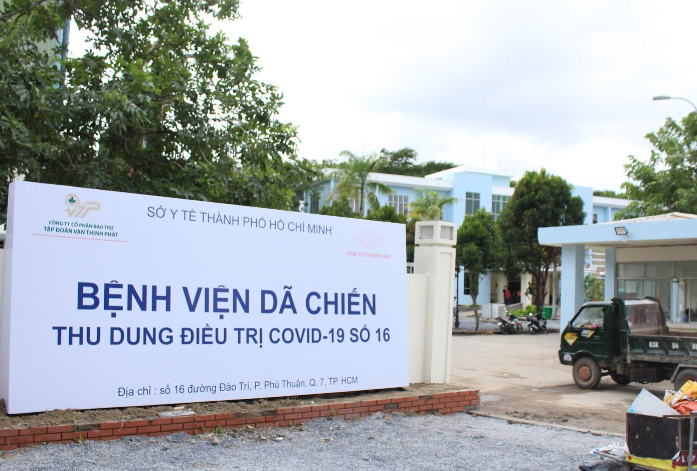 Một Trung tâm Hồi sức COVID-19 khác cũng đang được khẩn trương hoàn thiện tại Bệnh viện Dã chiến số 16 trên đường Đào Trí, quận 7, TPHCM. Cơ sở này hiện nay đã được Bệnh viện phụ sản Hùng Vương tiếp quản và đưa vào vận hành giai đoạn một với quy mô 700 giường để thu dung, điều trị bệnh nhân COVID-19 có triệu chứng và bệnh lý nền.