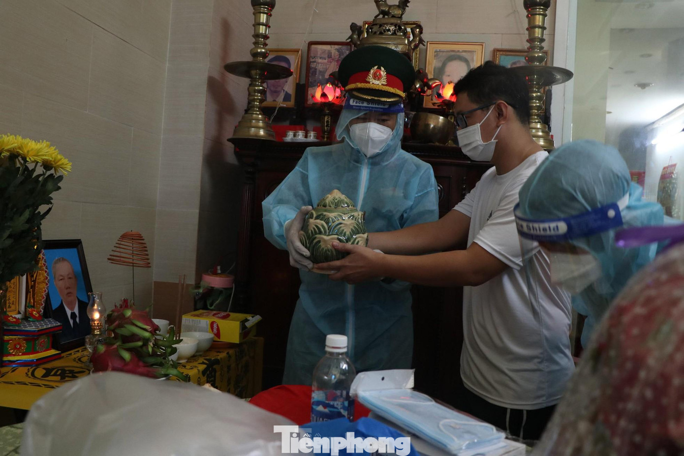 Các chiến sĩ Bộ tư lệnh TPHCM trao tro cốt người quá cố vì COVID-19 đến tận nhà cho gia đình (Ảnh: Ngô Bình) Các chiến sĩ Bộ tư lệnh TPHCM trao tro cốt người quá cố vì COVID-19 đến tận nhà cho gia đình (Ảnh: Ngô Bình)