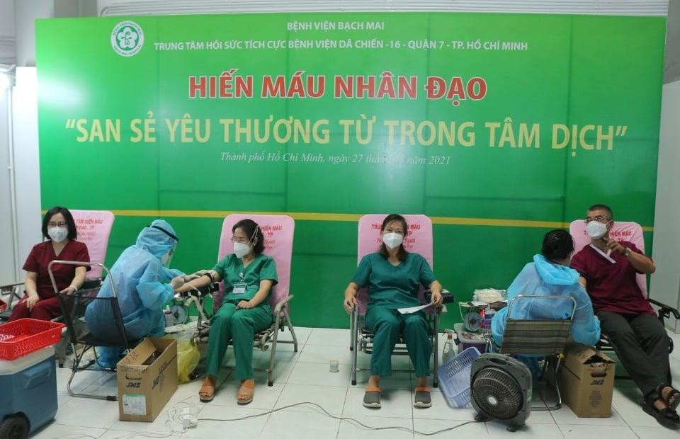 Các y bác sĩ không chỉ tập trung chuyên môn cứu người mà còn chia sẻ những giọt máu đào của mình cho bệnh nhân. Các y bác sĩ không chỉ tập trung chuyên môn cứu người mà còn chia sẻ những giọt máu đào của mình cho bệnh nhân.