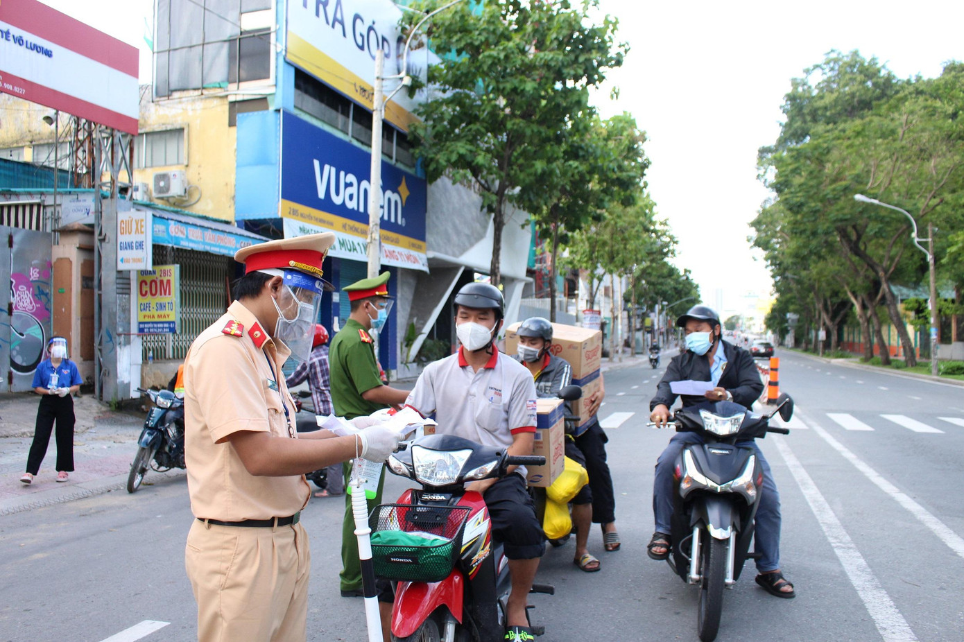 Lãnh đạo thành phố đề nghị các cơ quan cần tăng cường cho nhân viên làm việc tại nhà, hạn chế tối đa ra đường không cần thiết.