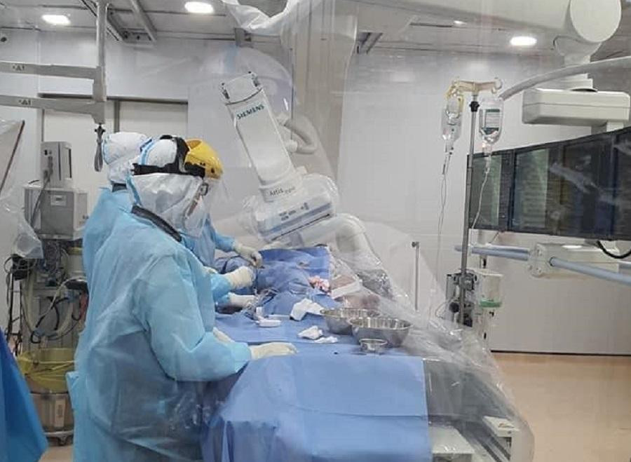 Các bác sĩ đã thực hiện thông tim can thiệp cấp cứu cho người bệnh mắc COVID-19 bị nhồi máu cơ tim cấp