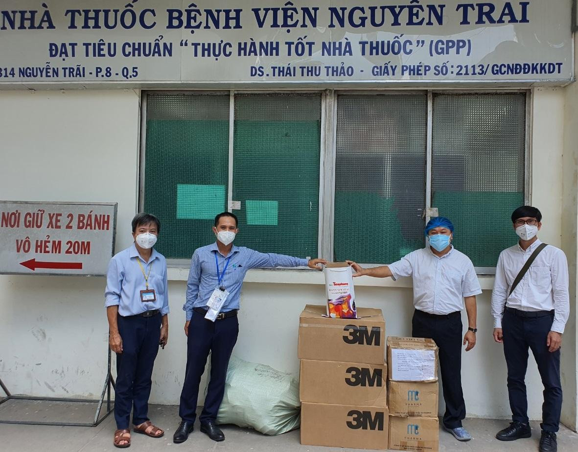 BS Quách Thanh Hưng (đưng thứ hai bên phải) tiếp nhận hỗ trợ từ bạn đọc báo Tiền Phong BS Quách Thanh Hưng (đưng thứ hai bên phải) tiếp nhận hỗ trợ từ bạn đọc báo Tiền Phong