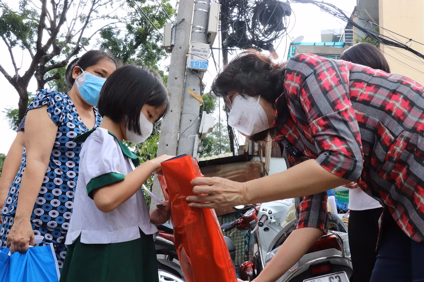 Bà Tô Thị Bích Châu tặng quà cho trẻ mồ côi vì dịch COVID-19 tại Quận 4, TPHCM
