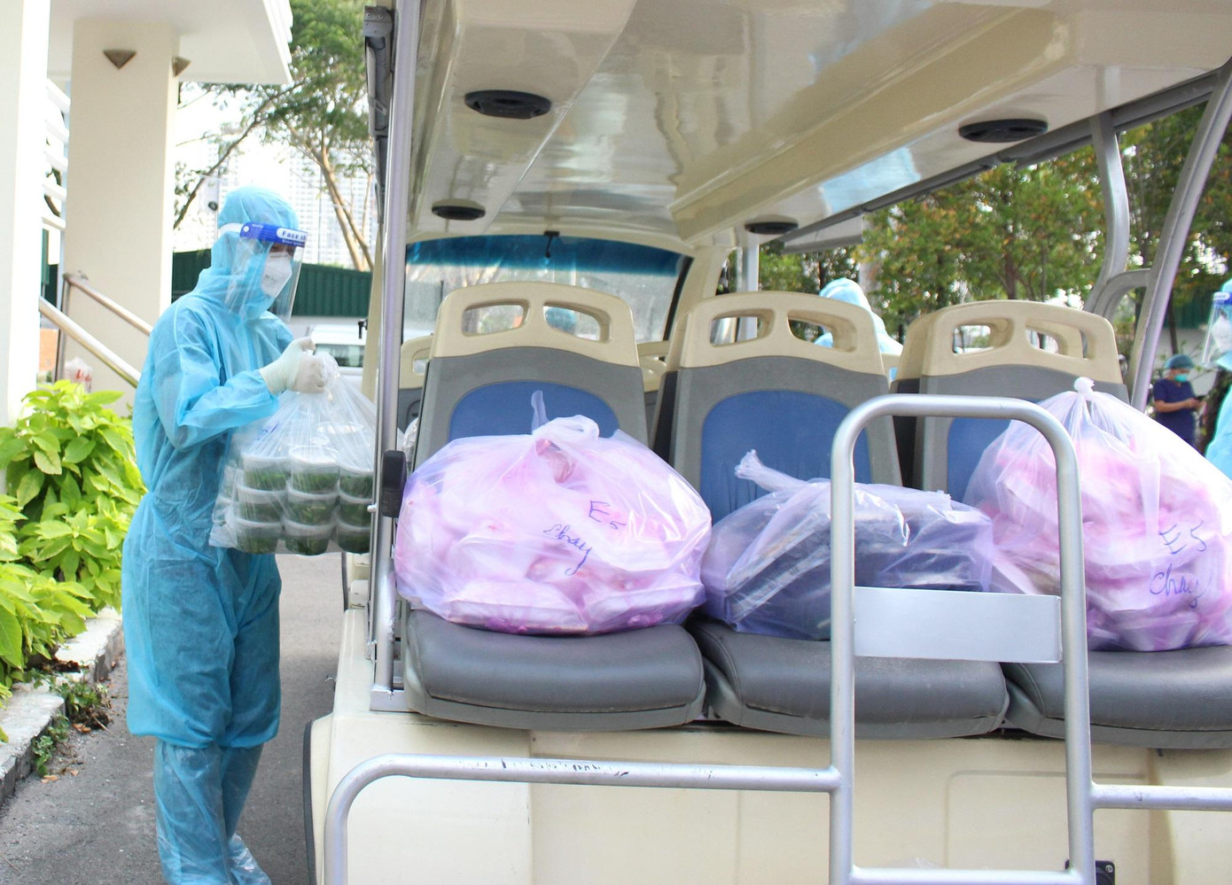 Các bệnh viện dã chiến hiện đang được cung cấp suất ăn từ những công ty theo hợp đồng