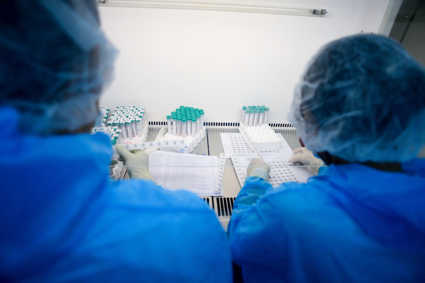 Cuộc chiến với dịch COVID-19 sẽ không mang lại kết quả như mong đợi nếu không kiểm soát được lây nhiễm trong cộng đồng. Cuộc chiến với dịch COVID-19 sẽ không mang lại kết quả như mong đợi nếu không kiểm soát được lây nhiễm trong cộng đồng.